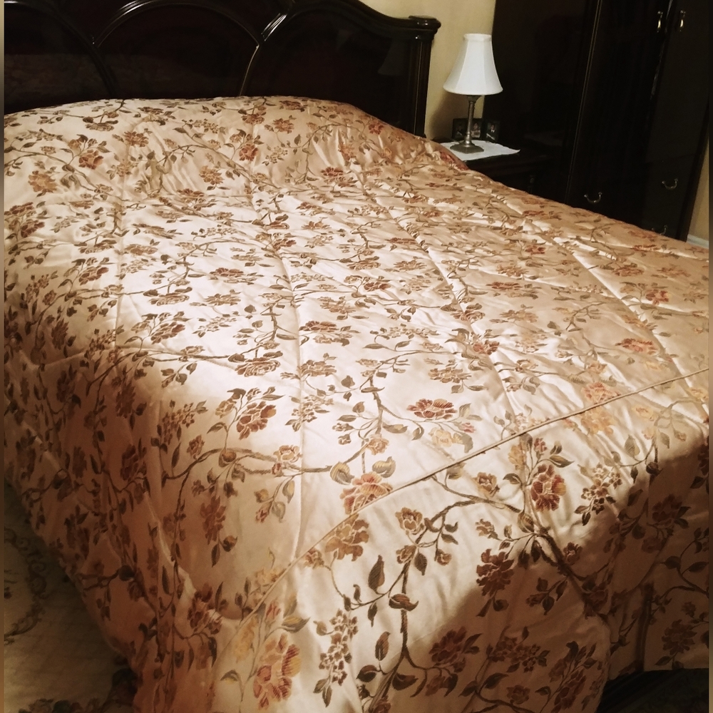 NWOT 4 pieces King size bed comforter set